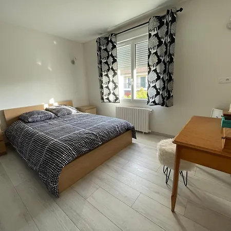Appartement Logement Au 1er Etage D'une Maison Avec Jardin