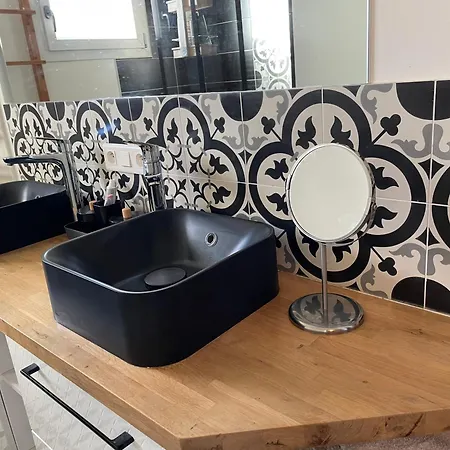 Logement Au 1er Etage D'une Maison Avec Jardin Appartement *