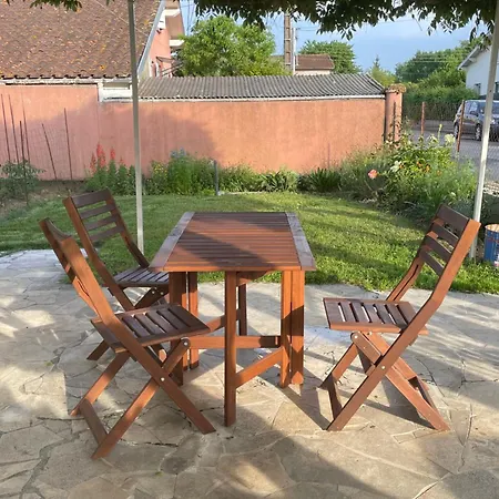 Appartement Logement Au 1er Etage D'une Maison Avec Jardin *