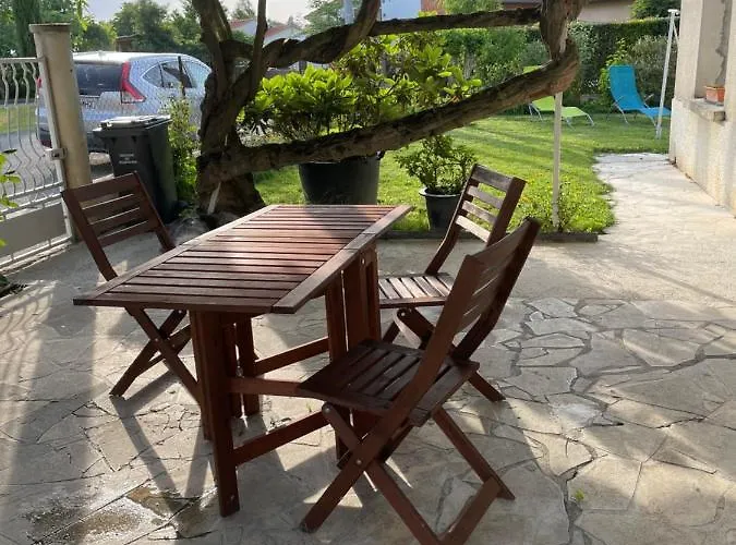 Logement Au 1er Etage D'une Maison Avec Jardin Le Fossat