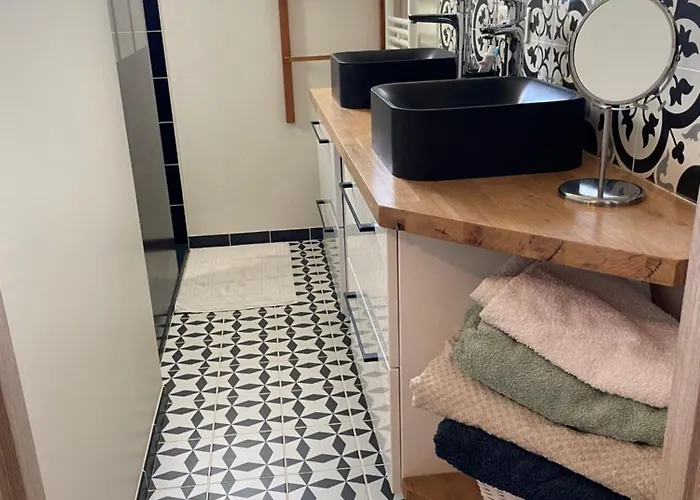 Appartement Logement Au 1er Etage D'une Maison Avec Jardin *