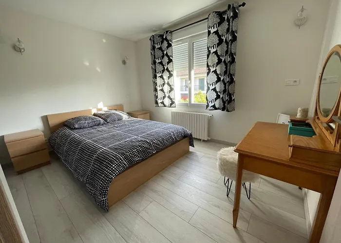 Appartement Logement Au 1er Etage D'une Maison Avec Jardin