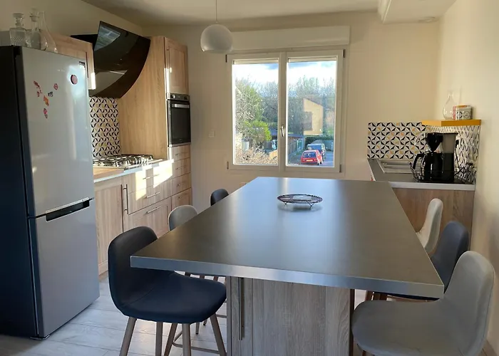 Appartement Logement Au 1er Etage D'une Maison Avec Jardin *