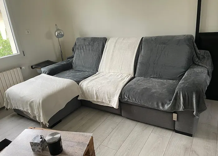 Logement Au 1er Etage D'une Maison Avec Jardin