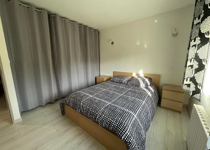 Appartement Logement Au 1er Etage D'une Maison Avec Jardin