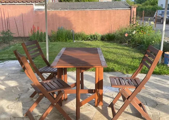 Appartement Logement Au 1er Etage D'une Maison Avec Jardin *