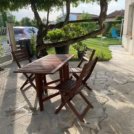 Logement Au 1er Etage D'une Maison Avec Jardin Le Fossat