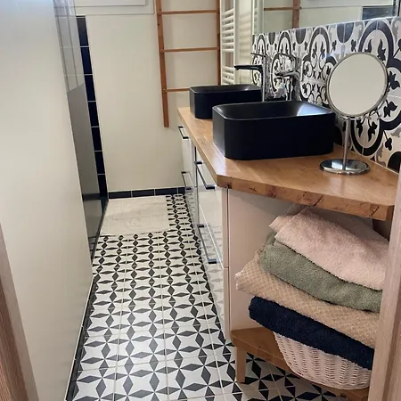 Lejlighed Logement Au 1er Etage D'une Maison Avec Jardin *